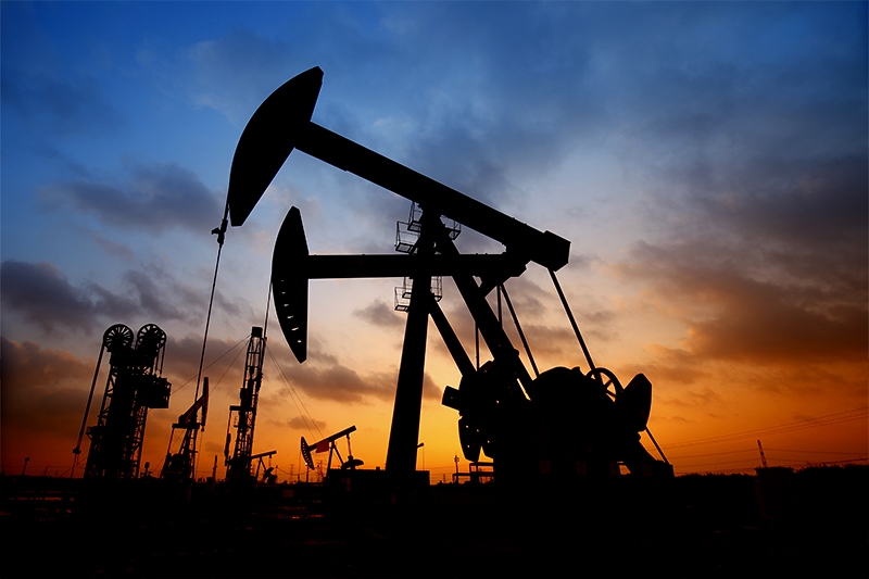النفط يواصل الهبوط بعدما وصلت المخزونات الأمريكية إلى مستويات قياسية جديدة